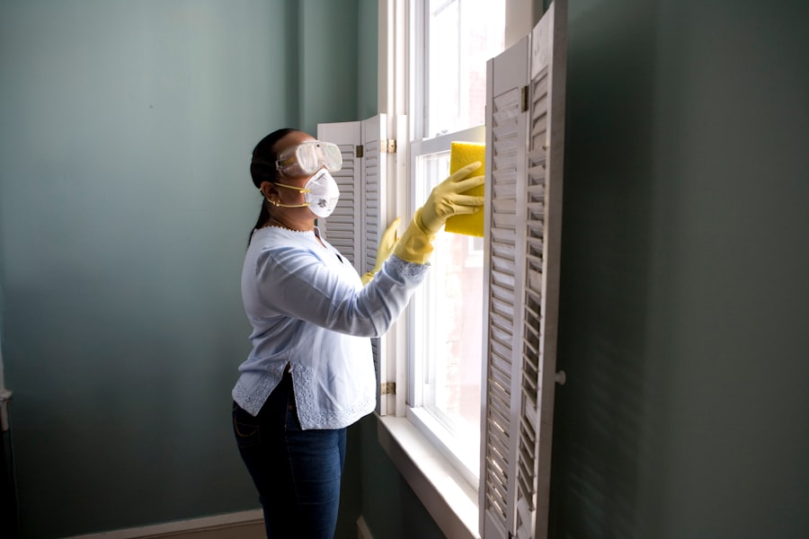 Operatore durante la sanificazione